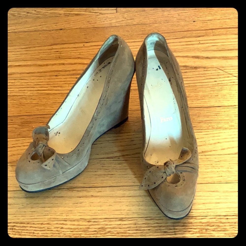 Sz8 Louboutin Tan Suede 4inch Wedges w/ Bow